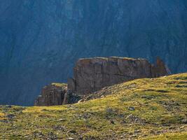 grande roccioso ripiano sopra il scogliera. pericoloso montagna canale. colorato soleggiato paesaggio con scogliera e grande roccioso montagne e epico in profondità gola. alto pietra picchi di altai montagne. foto