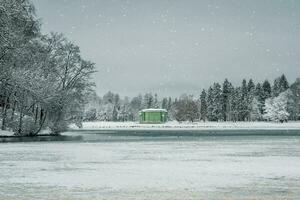 inverno lago con modelli su il neve copertina di il acqua e Venere padiglione nel il città parco su un' nevoso giorno. stato Museo Riserva gatchina. Russia. foto