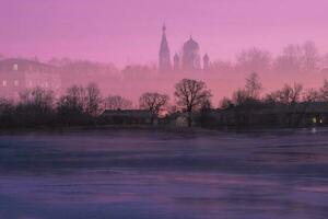 un' mistico tempio nel il cielo. Doppio esposizione di il tempio paesaggio contro il sfondo di un' inverno viola alba. foto