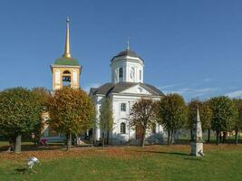 kuskovo proprietà terriera Chiesa di il salvatore di il misericordioso nel autunno. foto