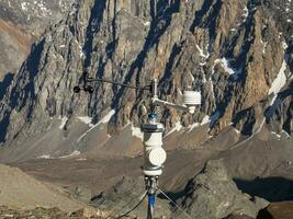 automatico tempo metereologico stazione nel il montagne. vicino su. foto