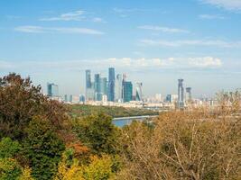 bellissimo autunno Visualizza di Mosca. Mosca internazionale attività commerciale centro nel soleggiato giorno. attività commerciale quartiere di il città foto