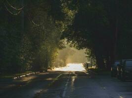 bellissimo presto mattina luce del sole su un' città strada. presto vuoto città foto