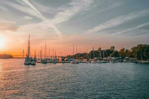 il motore e andare in barca yachts siamo ormeggiato nel il marina di il yacht club. San Pietroburgo. foto