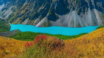 blu montagna lago nel il caldera. montagna gamma contro un' blu nuvoloso cielo. caldera di un estinto vulcano è circondato di un' montagna gamma. nel il valle Là è un' blu lago con ripido roccioso sponde foto