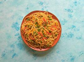 spaghetti con verdure su un' piatto foto