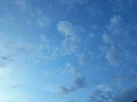 un' Visualizza di il blu cielo con un' mazzo di nuvole foto