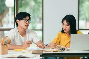 giovane studenti città universitaria aiuta amico attraente su e apprendimento. foto