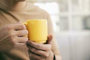 vicino su uomo mani Tenere un' tazza di caffè foto