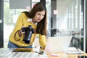 giovane fotografo controllo immagini a partire dal digitale telecamera. foto