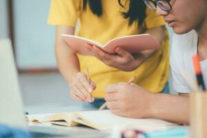 un asiatico studenti siamo lettura libri e studia, tutoraggio insieme. foto