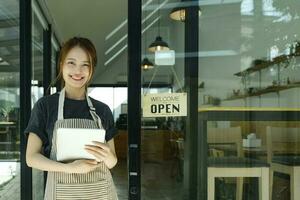 giovane attività commerciale proprietario Aperto il caffè negozio. foto