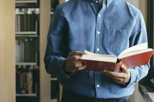 lettura un' libro. formazione scolastica concetto. foto