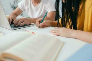 giovane studenti città universitaria aiuta amico attraente su e apprendimento. foto