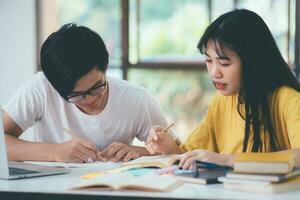 giovane studenti città universitaria aiuta amico attraente su e apprendimento. foto