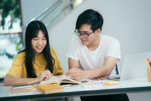 giovane studenti città universitaria aiuta amico attraente su e apprendimento. foto