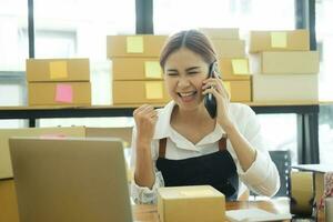 femmina in linea attività commerciale proprietario parlando su Telefono con clienti. foto