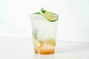 vergine Mojito con lime nel bicchiere foto