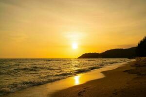 bellissimo mare spiaggia con tramonto tempo foto