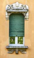 bergamo, italia. 2021 - facciata tradizionale con finestre