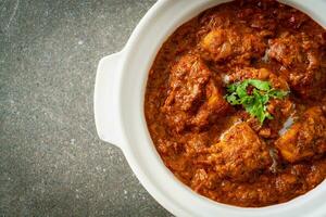 pollo tikka masala cibo piccante a base di carne al curry con roti o pane naan foto