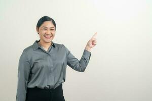 donna asiatica con la mano che punta su sfondo bianco foto