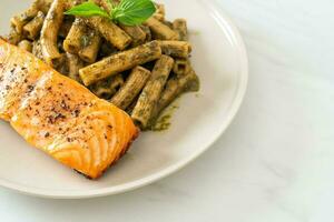 penne al pesto quadrotto con salmone grigliato foto