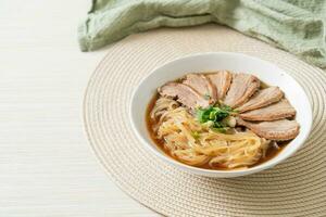 tagliatelle d'anatra con zuppa d'anatra in umido foto