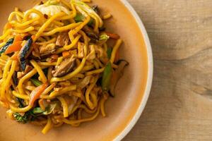 Saltato in padella Yakisoba tagliatelle con verdura nel vegano stile foto