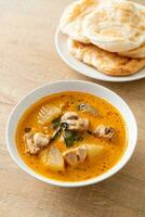 zuppa di pollo al curry con roti foto