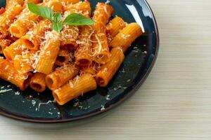 rigatoni al sugo di pomodoro e formaggio foto