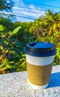 caffè per partire boccale su il spiaggia sabbia mare onde. foto