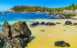 spiaggia sabbia blu turchese acqua onde rocce panorama puerto escondido. foto