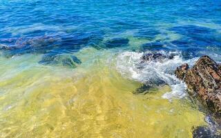 spiaggia sabbia blu turchese acqua onde rocce panorama puerto escondido. foto