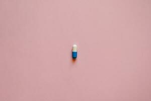 pillola capsula su un' rosa sfondo, farmaco, giorno di il medico lavoratore, medico cura, bandiera per il ospedale foto