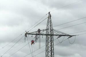 energia Linee di grigio cielo con Lavorando uomini foto