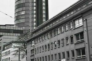 in scala di grigi tiro di un industriale edificio foto