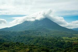 un' lussureggiante giardino nel la fortuna, costa rica con arenale vulcano nel il sfondo foto