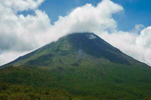 un' lussureggiante giardino nel la fortuna, costa rica con arenale vulcano nel il sfondo foto