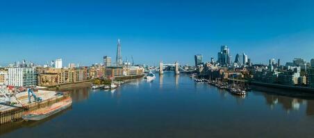 iconico Torre ponte collegamento londinese con Southwark su il Tamigi fiume foto