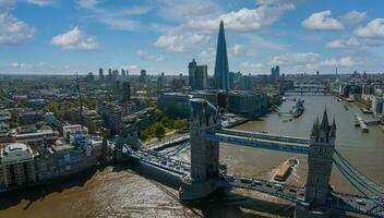 iconico Torre ponte collegamento londinese con Southwark su il Tamigi fiume foto