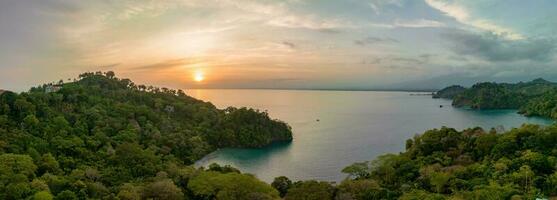 aereo foto di il Pacifico oceano incontro il spiagge e foresta pluviale costa rica