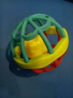 palla giocattolo con colorato plastica raggi con un' forte suono per bambini foto