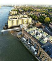 alto angolo panoramico Visualizza di canarino molo edifici a centrale Londra città di Inghilterra grande Gran Bretagna. il metraggio era catturato con di droni telecamera a Basso altitudine su 08-giugno-2023 durante tramonto. foto