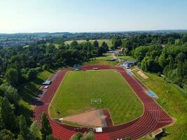 aereo Visualizza di luton cittadina di Inghilterra UK a al di sopra di il guerra pubblico parco, il di droni telecamera metraggio era catturato su giugno 13, 2023 foto