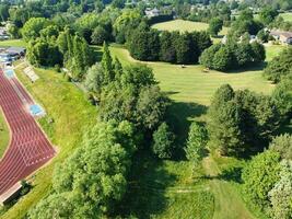 aereo Visualizza di luton cittadina di Inghilterra UK a al di sopra di il guerra pubblico parco, il di droni telecamera metraggio era catturato su giugno 13, 2023 foto