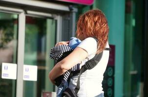 bellissimo Immagine di persone a il centro commerciale shopping centro centro di centrale luton città di Inghilterra grande Gran Bretagna per shopping e a passeggio. il Immagine era catturato su 02 giugno 2023 foto