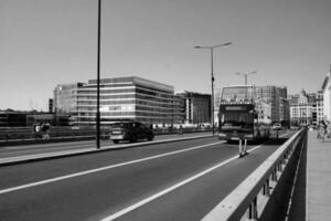 bellissimo Basso angolo Visualizza di centrale Londra e strada con traffico e le persone. il Immagine era catturato a Torre ponte Londra Inghilterra grande Gran Bretagna su caldo soleggiato giorno di 04-giugno-2023 foto