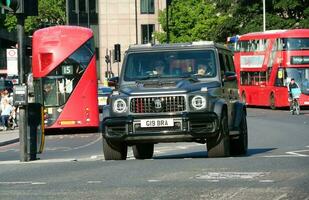 bellissimo Basso angolo Visualizza di centrale Londra e strada con traffico e le persone. il Immagine era catturato a Torre ponte Londra Inghilterra grande Gran Bretagna su caldo soleggiato giorno di 04-giugno-2023 foto