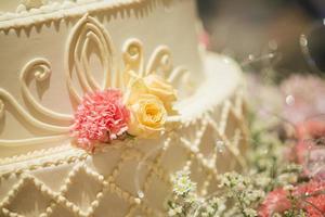 torta nuziale bianca con fiore foto
